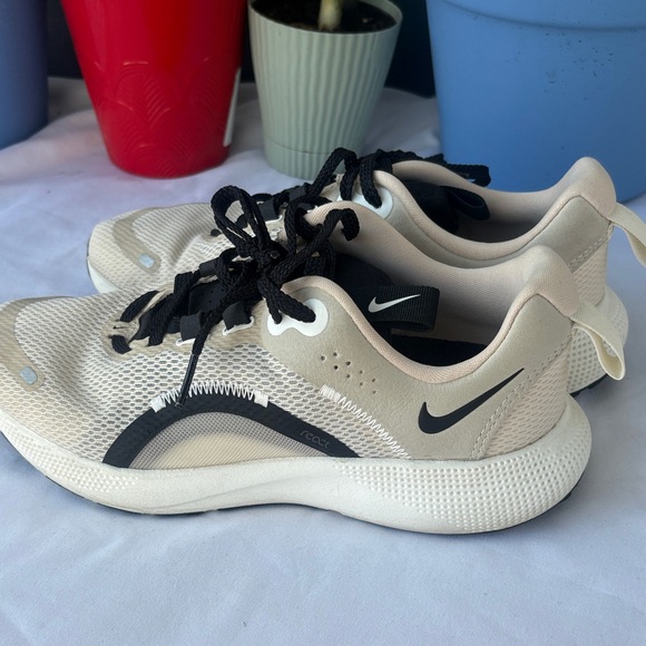 Nike Cream & Black Mesh Running Shoes - Picture 4 of 9